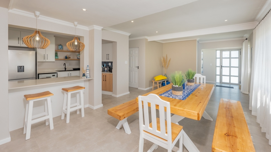 4 Bedroom Property for Sale in Struisbaai Western Cape